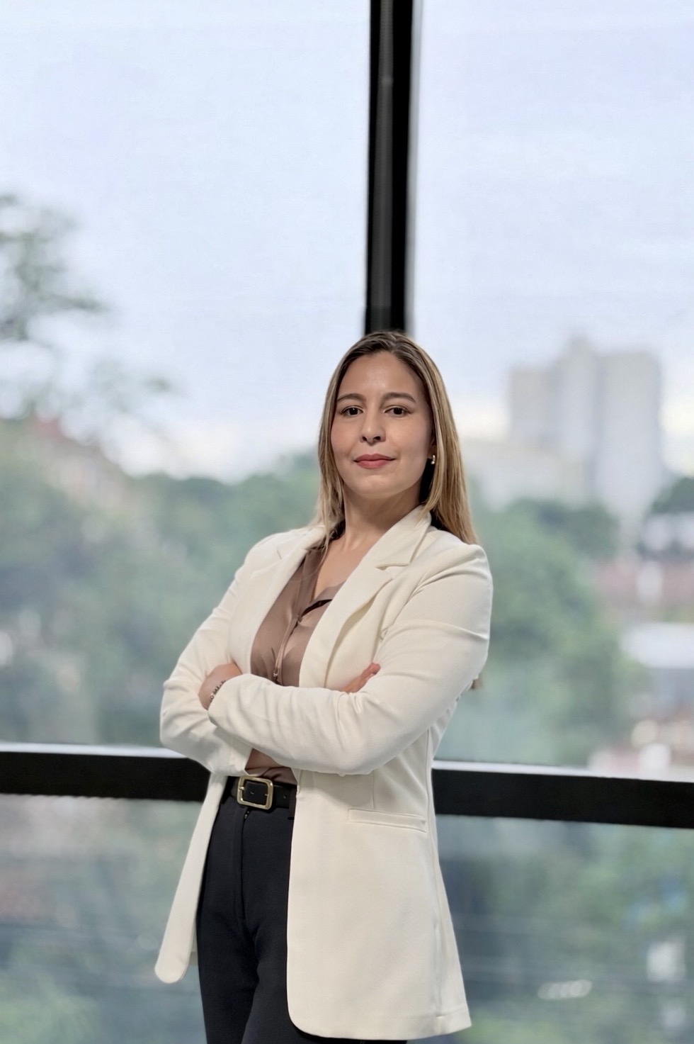 Retrato profesional de Yolanda Guzmán, consultora en RR.HH.